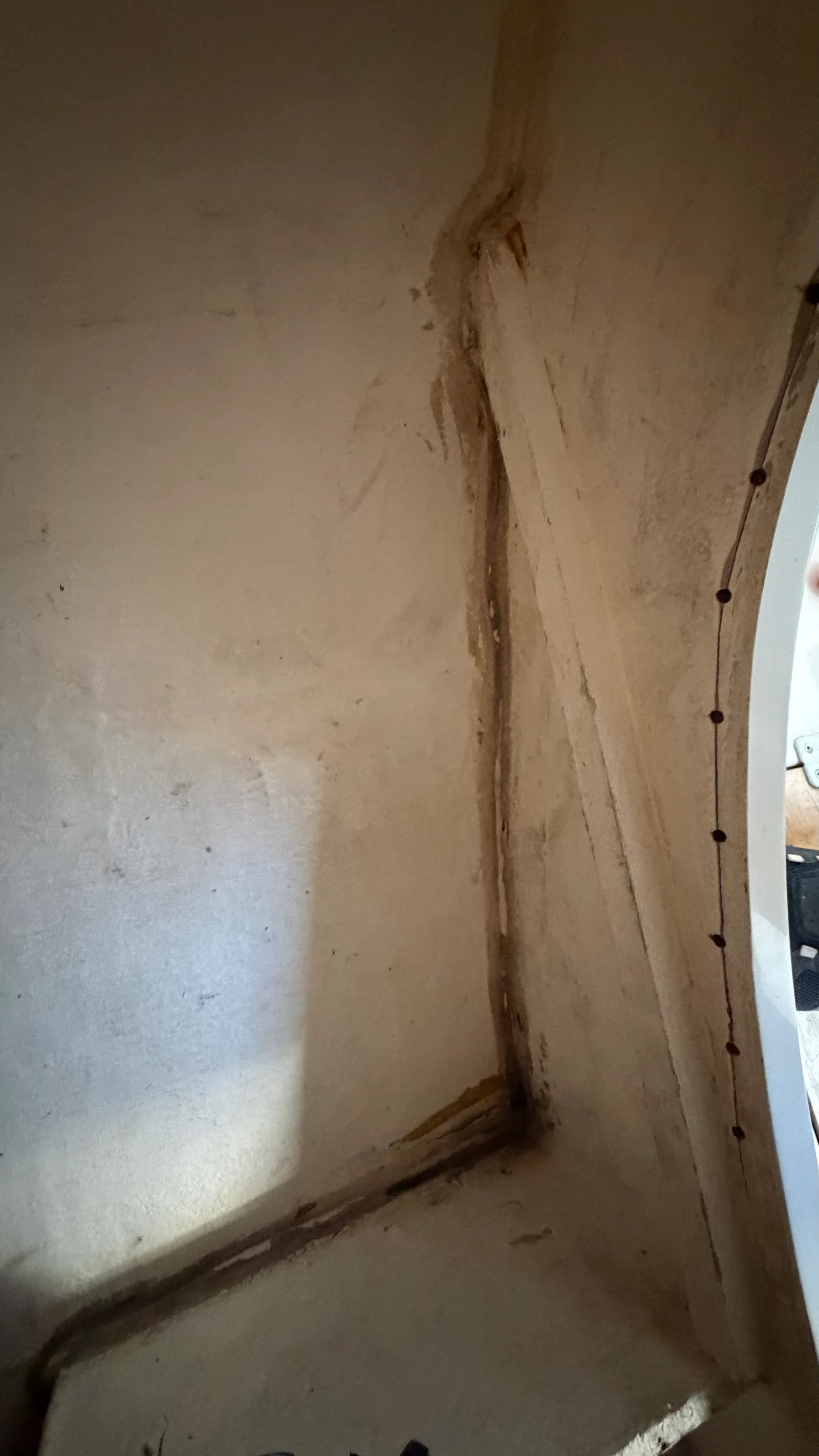 Fissure le long de l'arête bois/polyester d'une cloison intérieure d'un J/92s, décollement typique entre l'habillage contreplaqué et le polyester