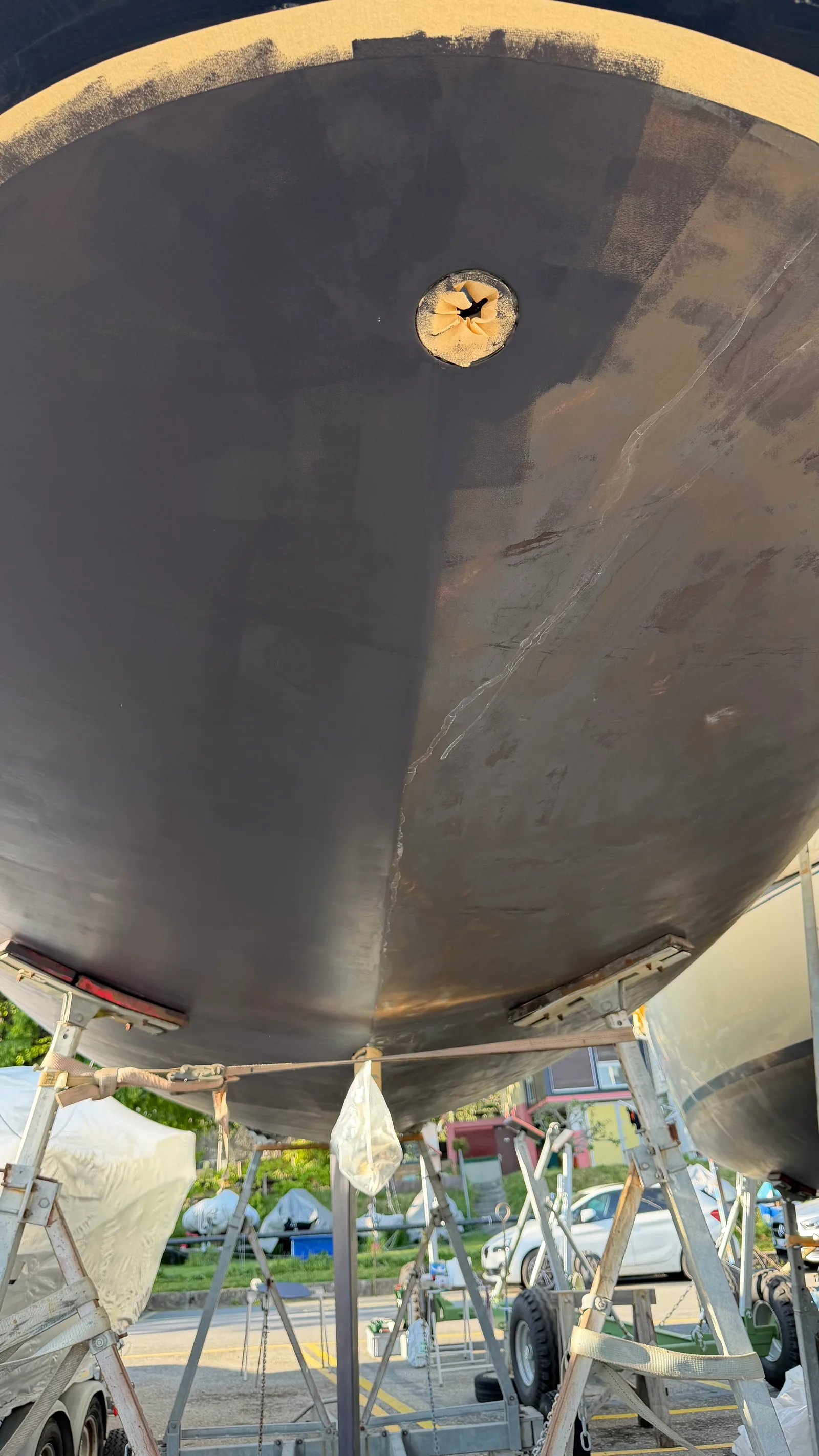 Pot d'antifouling Thin Film Graphite ouvert dans le chantier, prêt à l'application — choix orienté avec le Chantier Naval Casanova pour un lac d'eau douce