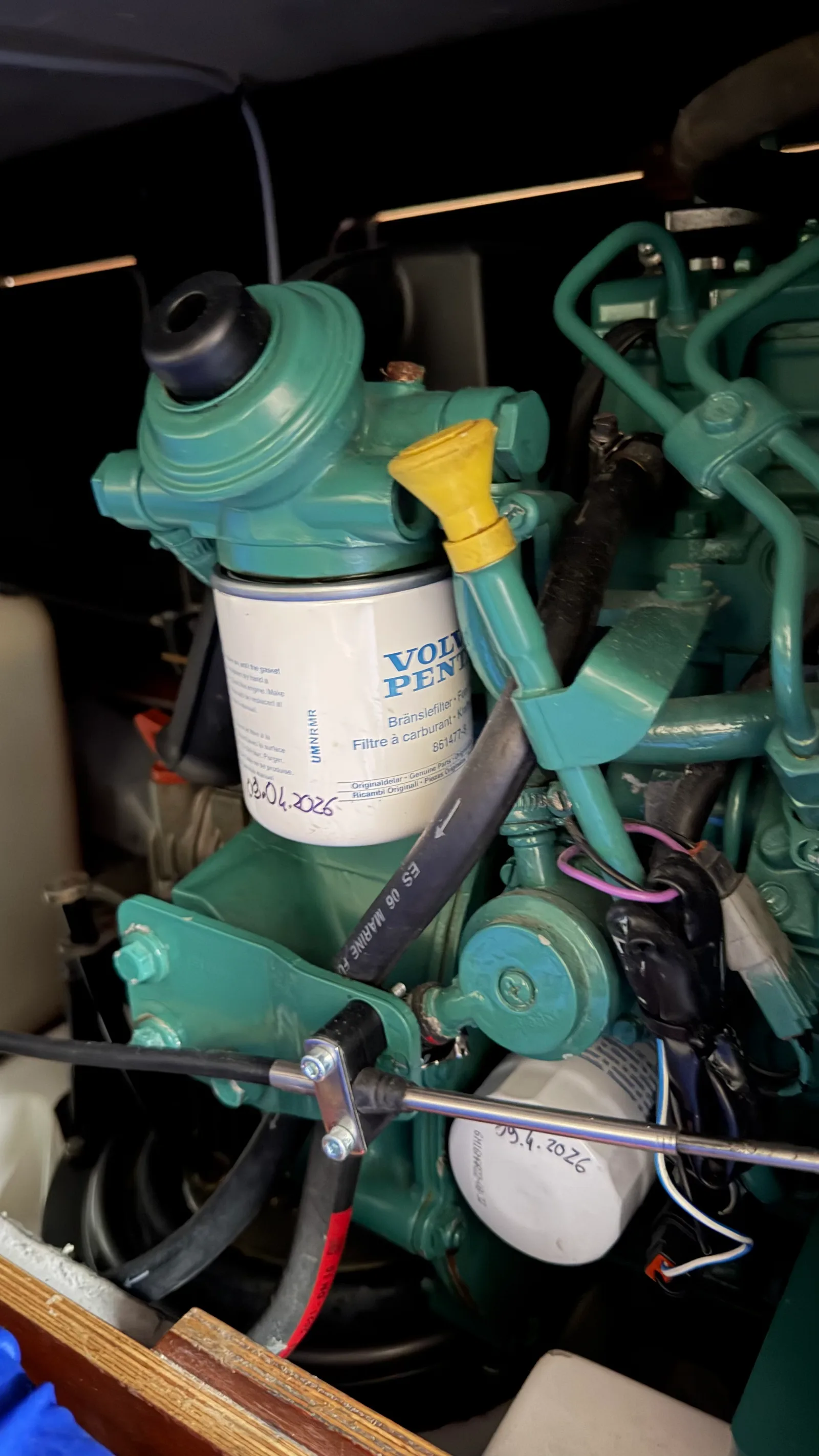 Volvo Penta D1-13 engine after the annual service: overview of the block with the new fuel filter above and the new oil filter below, both hand-marked with the fitting date
