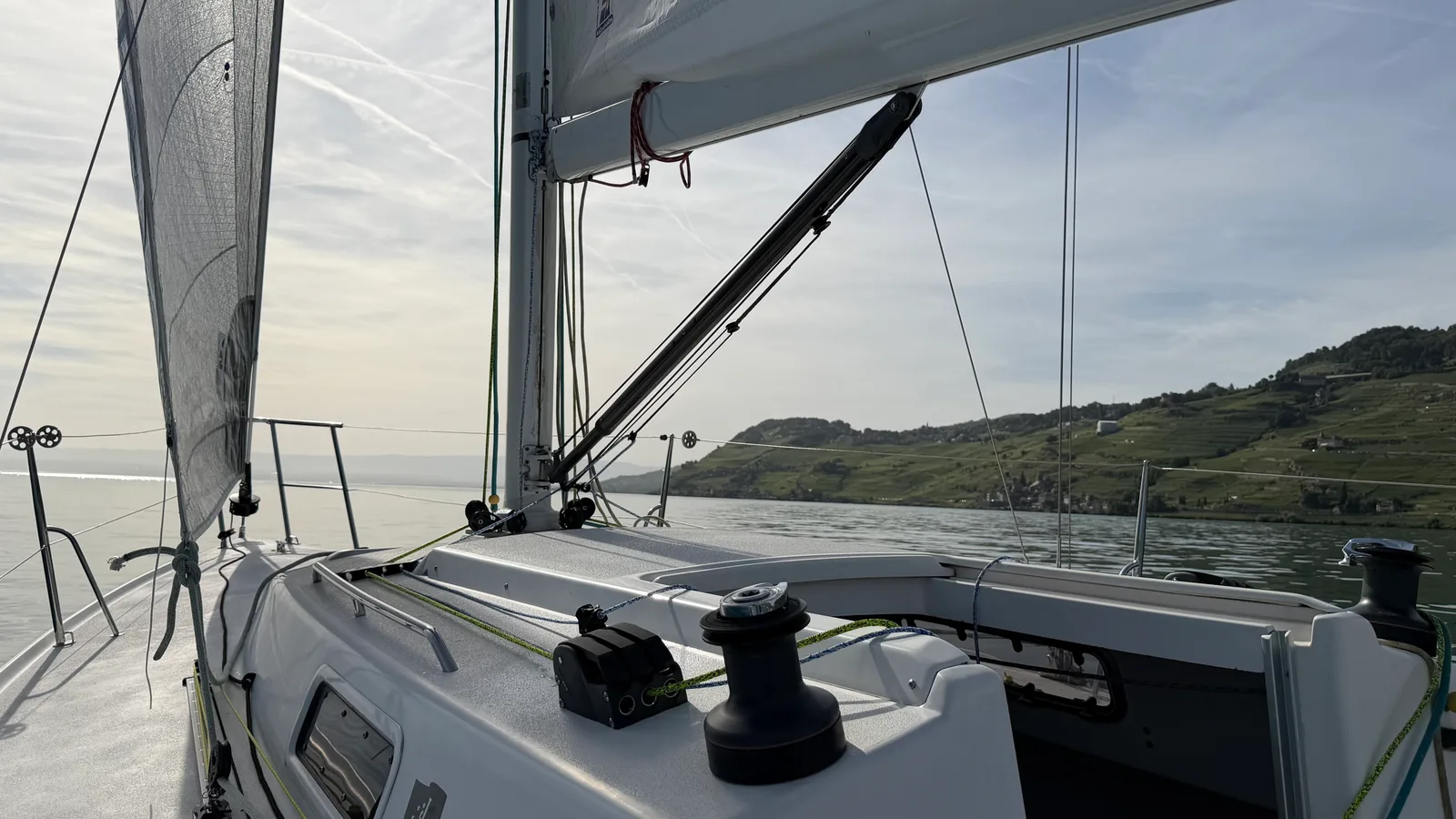 Cockpit d'un J/92s au portant devant les vignes de Lavaux, stoppers Spinlock XTS et winch en premier plan