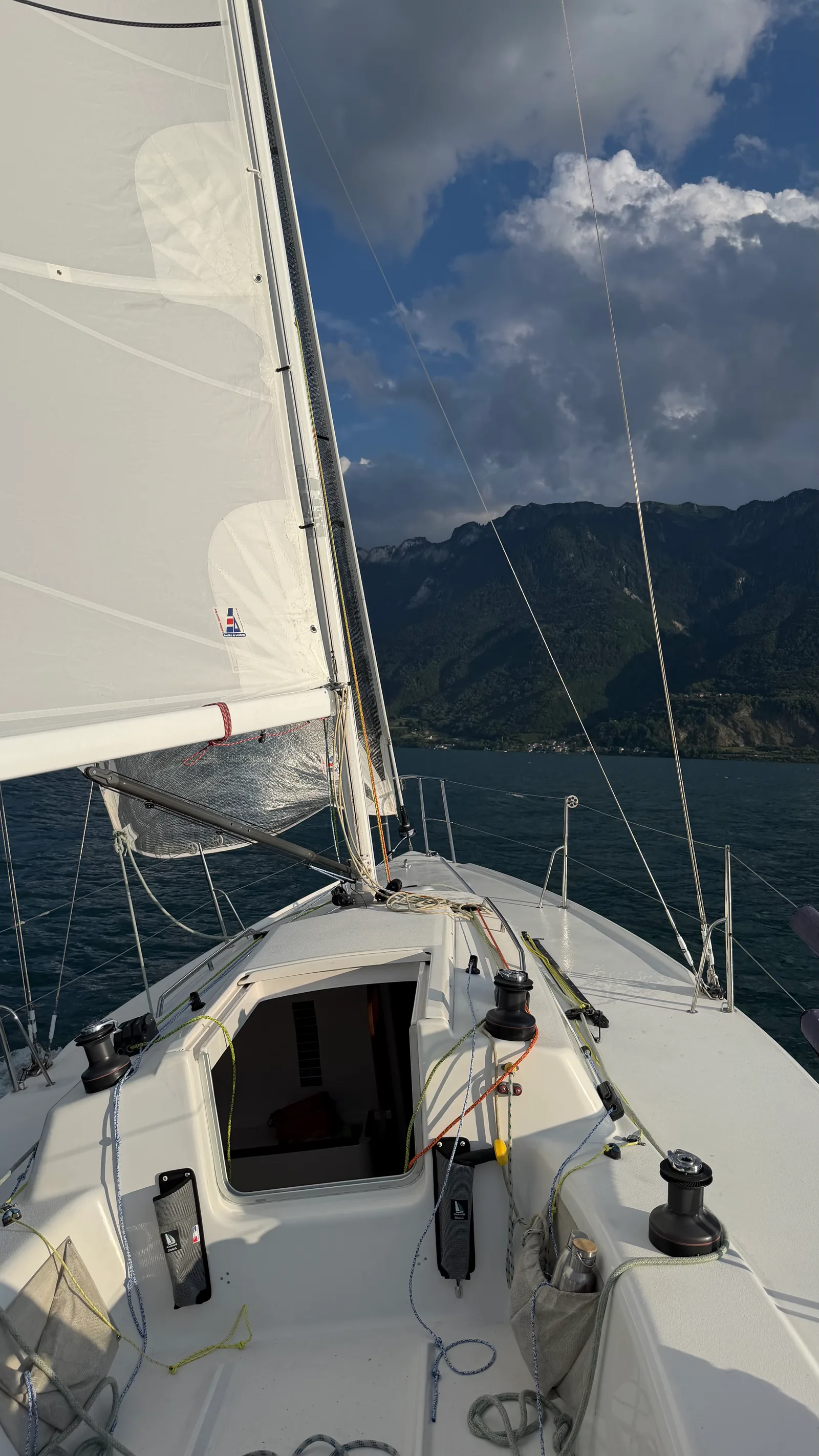 JAMAIS reaching on Lac Léman in front of the Prealps: new Marlow D2 Racing 8 mm halyards run through the Spinlock clutches, tails coiled on the coach roof