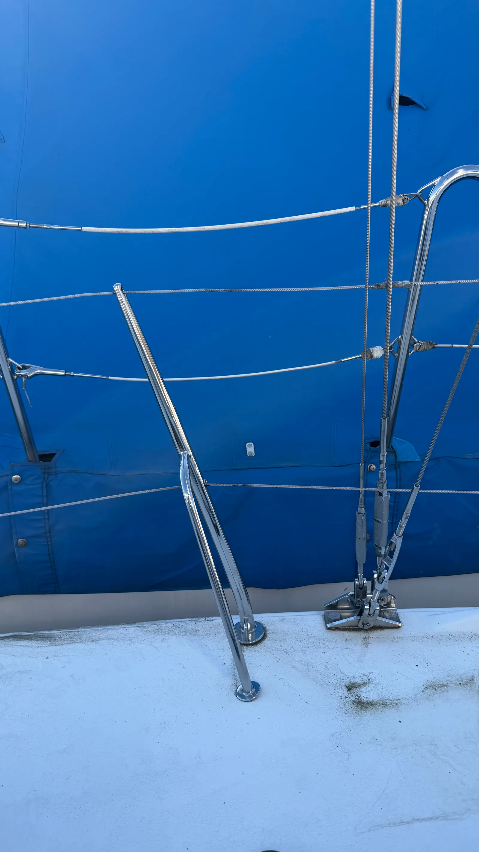Kit salvagente a ferro di cavallo Osculati cinghiato alla battagliola di poppa di un J/92s: custodia PVC/poliestere, salvagente, boetta luminosa e cima da 30 m in ordine insieme