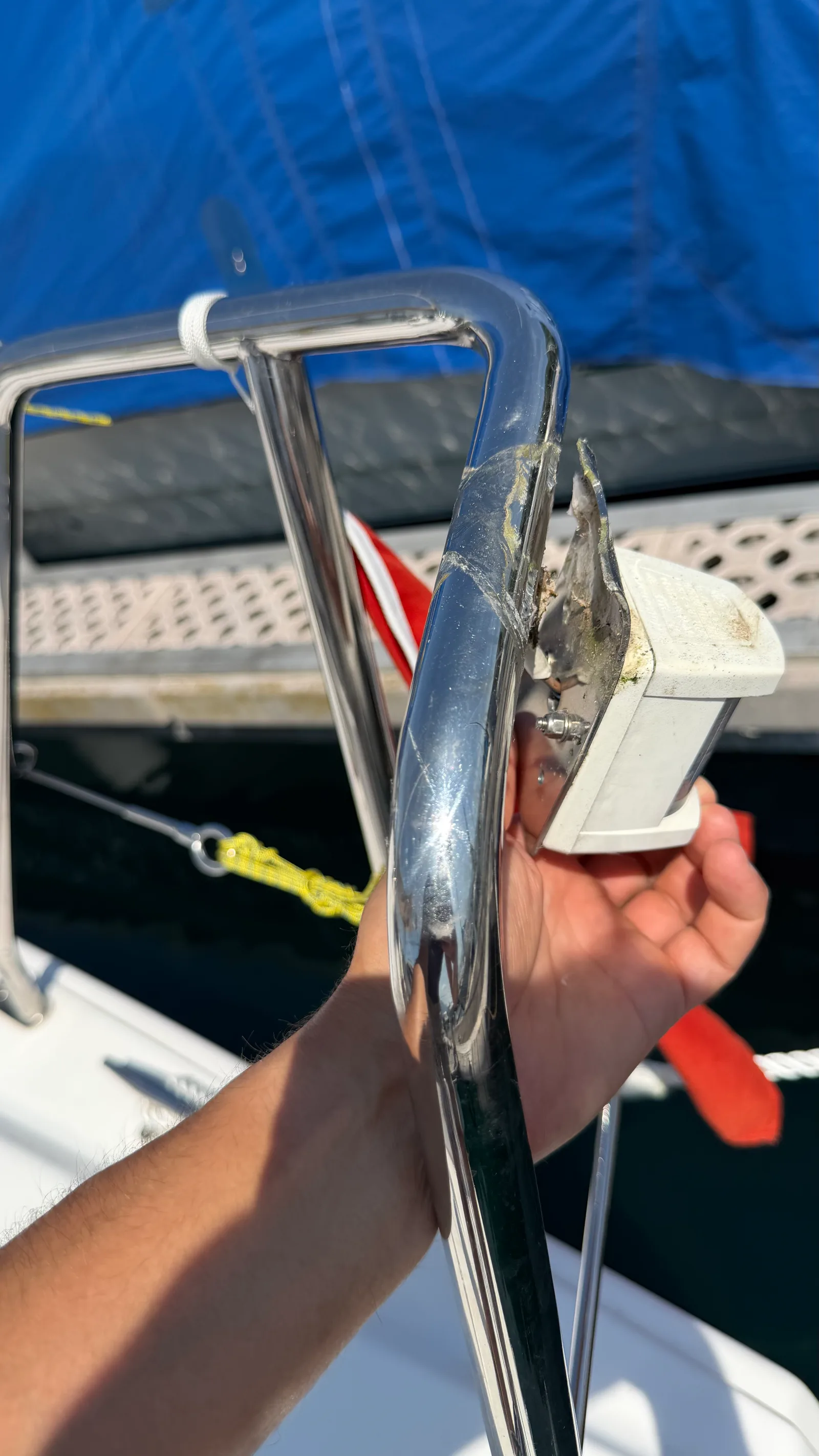 Piastrina inox del fanale di poppa di un J/92s risaldata dall'Atelier Sanso (Puidoux): cordone di saldatura pulito pronto a portare il fanale su una base solida