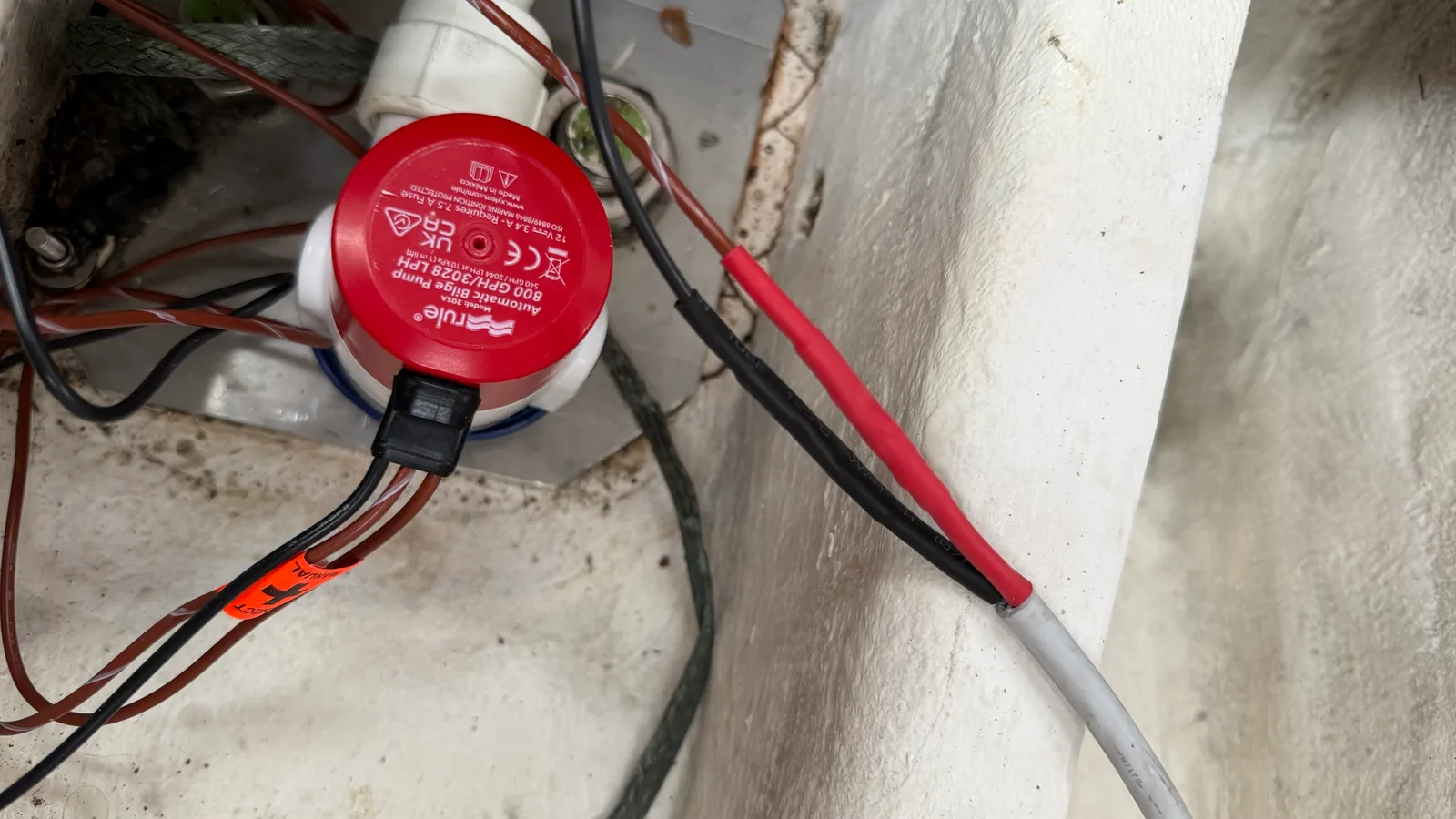 Rule 800 Auto installée avec fils positif et négatif protégés par gaine thermorétractable rouge et noire