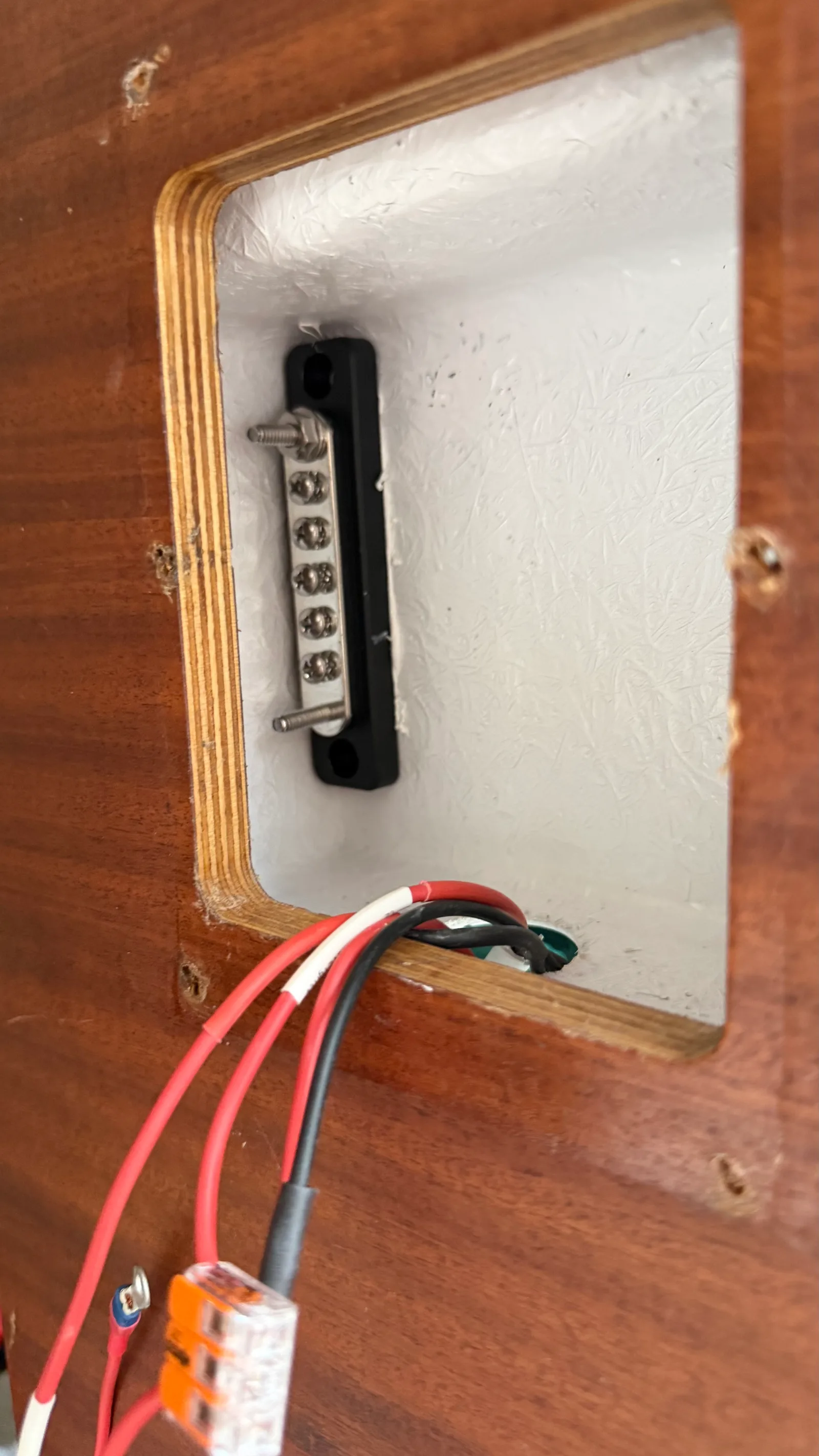 Barre bus positive Osculati montée dans le boîtier en fibre de verre derrière le tableau