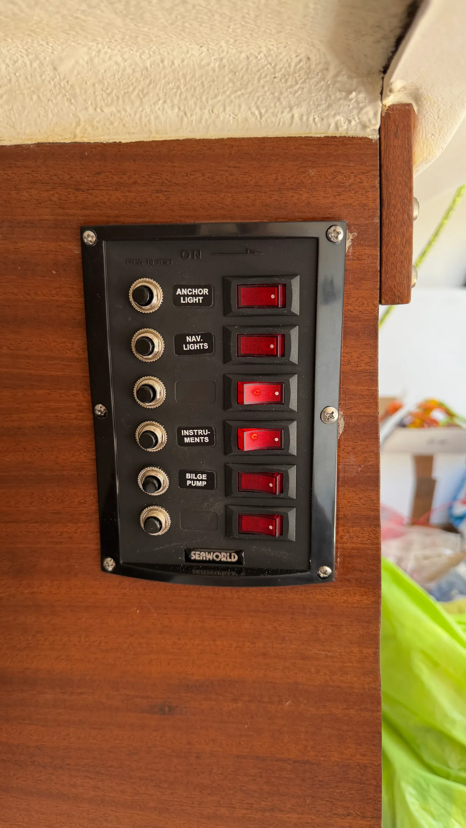 New 12V electrical panel installed on JAMAIS: resettable breakers on the left, toggle switches on the right, labelled channels