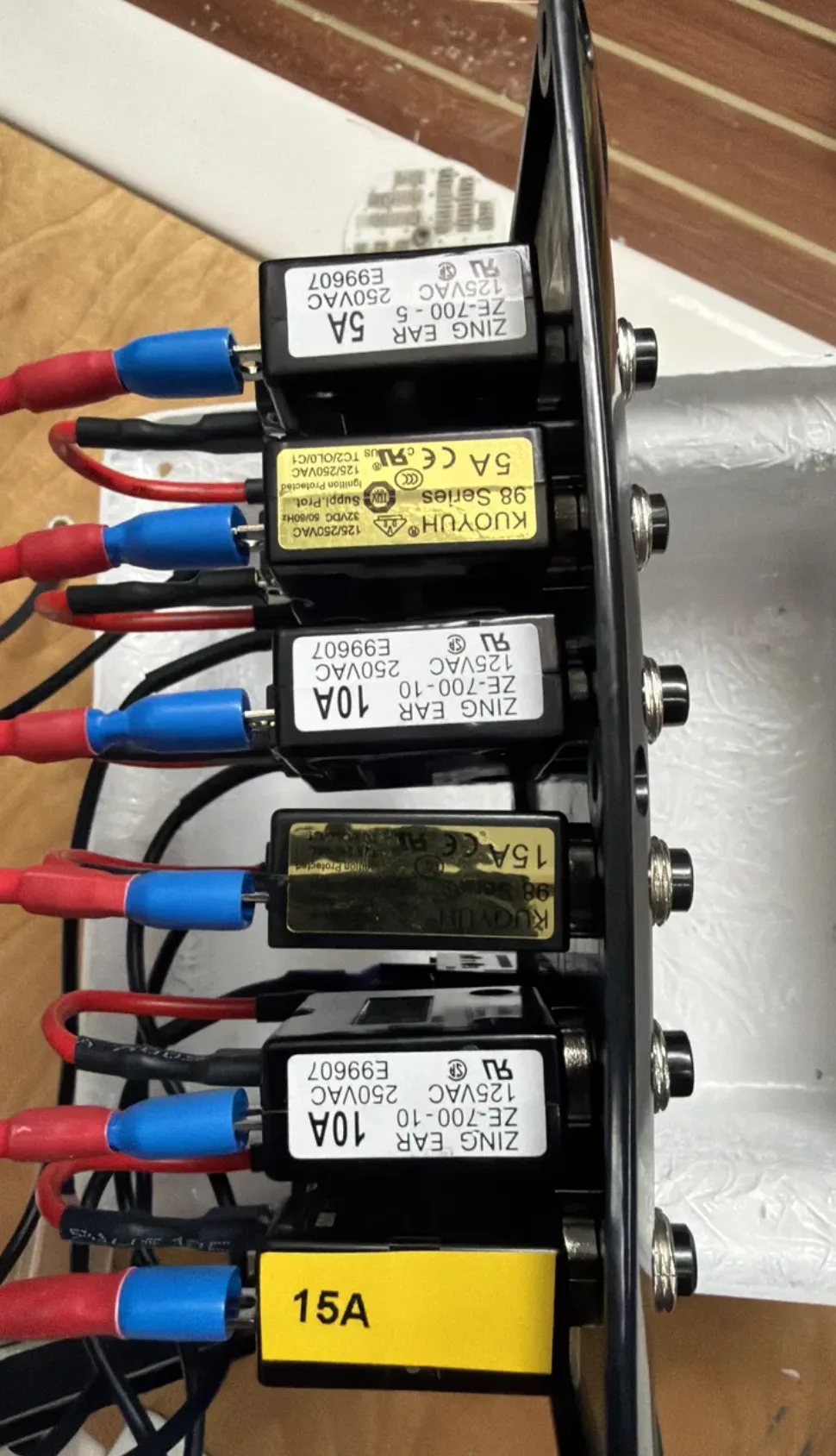 Retro del quadro 12V di JAMAIS: i sei interruttori ZING EAR ZE-700 e KUOYUH 98 Series dimensionati canale per canale (5 A, 10 A, 15 A), etichette visibili