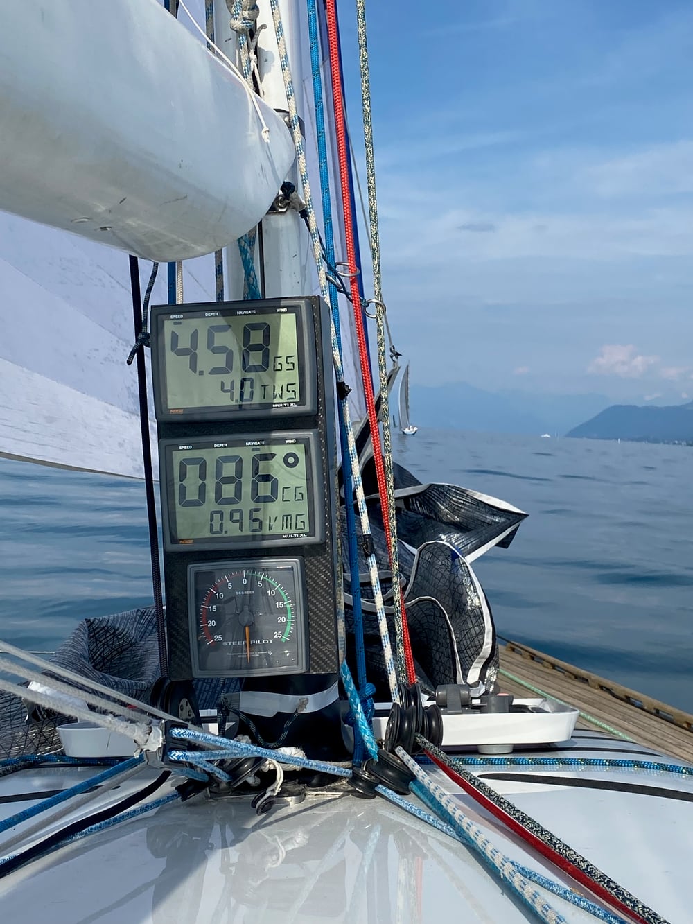 Piede d’albero strumentato — velocità superficie, prua bussola, autopilota in azione.