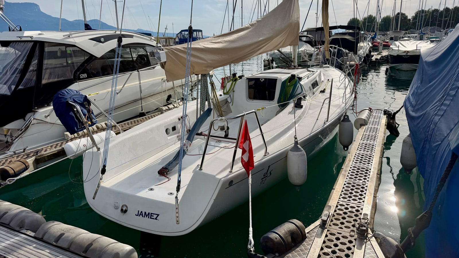 JAMAIS — voilier J/92s 2008 à quai au Port de La Pichette, Corseaux, Lac Léman, vue côté flanc tribord avec coque blanche et inscription J/92s.