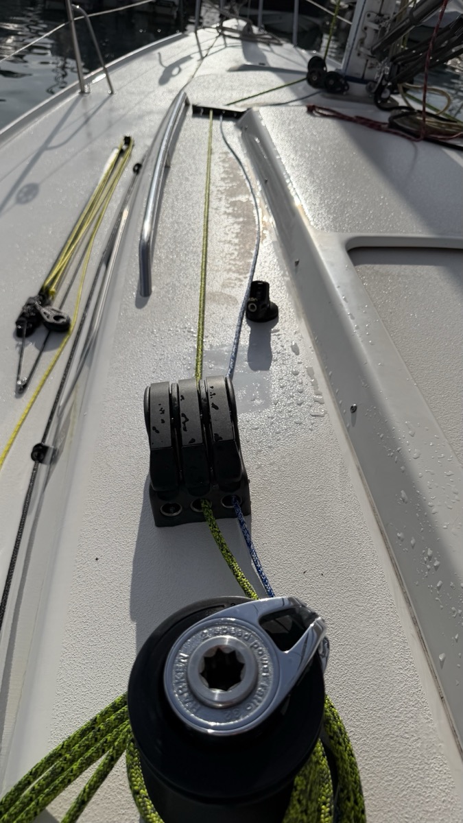Dettaglio della coperta del J/92s JAMEZ — stopper Spinlock XTS, drizze Marlow D2 Racing, organizzazione pozzetto per la regata sul Lago Lemano.